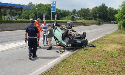 Concorezzo: auto con due anziani si ribalta VIDEO
