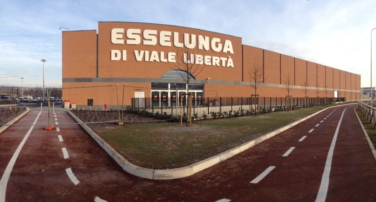 Rubano 2200 euro in scatolette di tonno all’Esselunga, ma il colpo fallisce