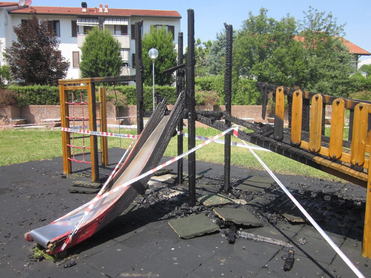 Seregno: bruciati i giochi per bambini nel parchetto