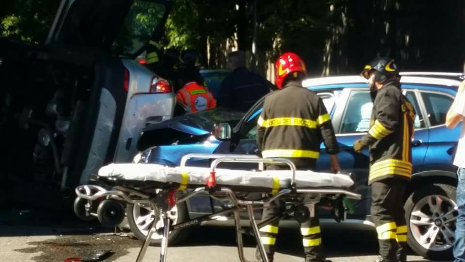 Schianto a Seregno: auto si ribalta all’incrocio