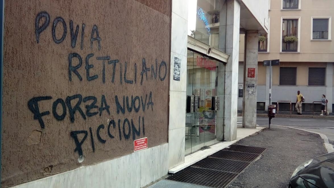 Povia a Monza, sui muri del Manzoni il benvenuto