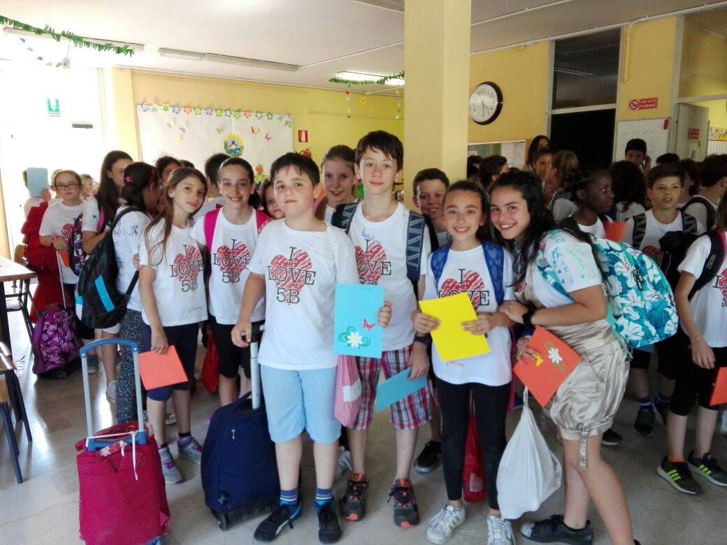 Lacrime e abbracci, alla primaria Rodari di Monza si chiude un ciclo VIDEO