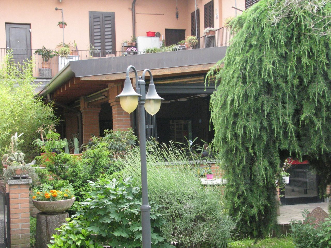 Veranda abusiva dietro al locale: denunciato esercente