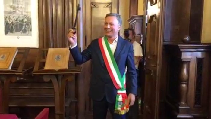 Il nuovo sindaco di Monza Allevi si è insediato nel suo ufficio in Municipio