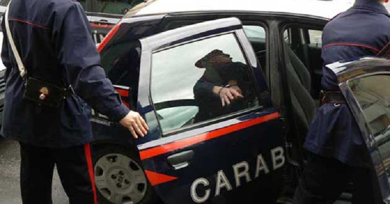Ruba alcolici al supermercato,  arrestato