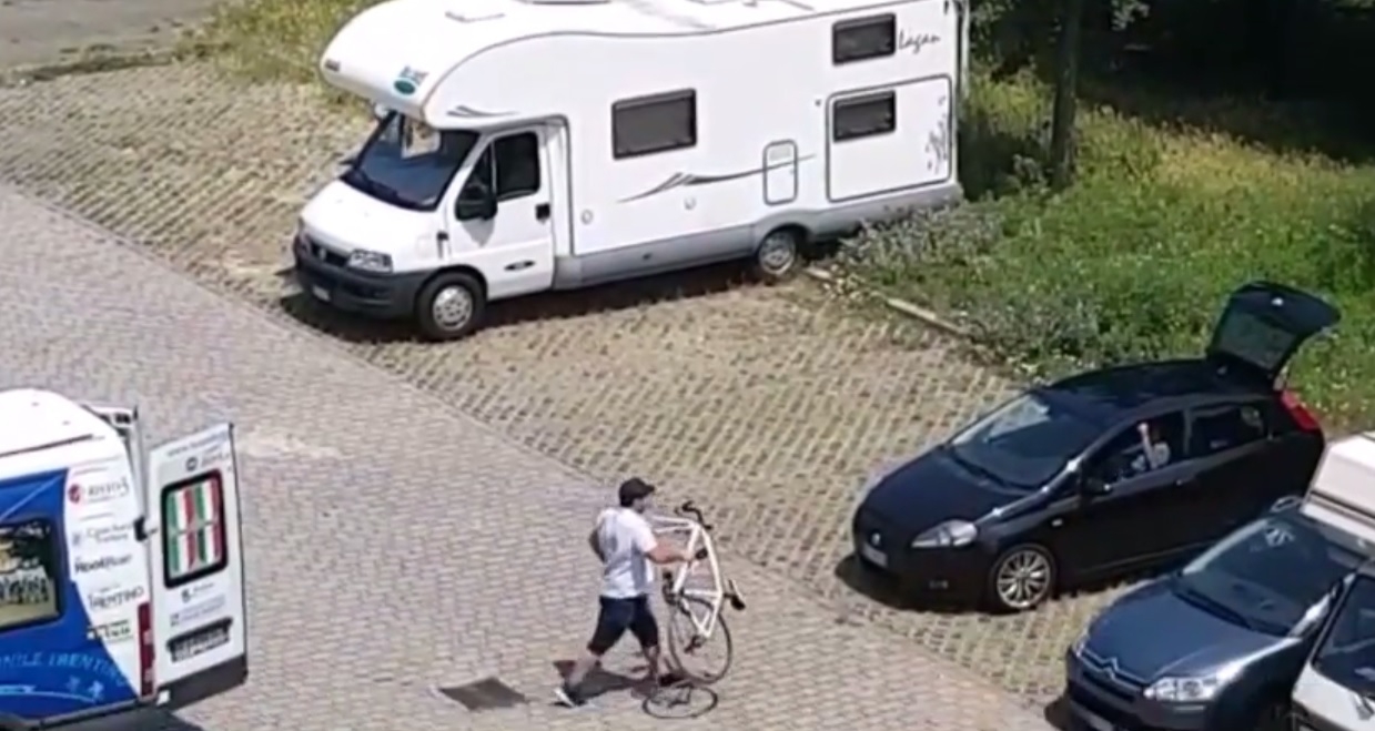Grosso furto di biciclette a Lissone sotto gli occhi delle telecamere VIDEO