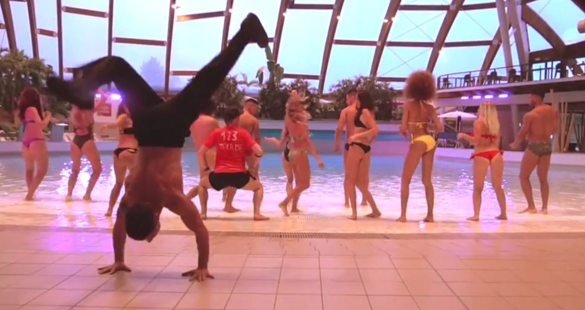 Il tormentone estivo si chiama “Tocame” VIDEO