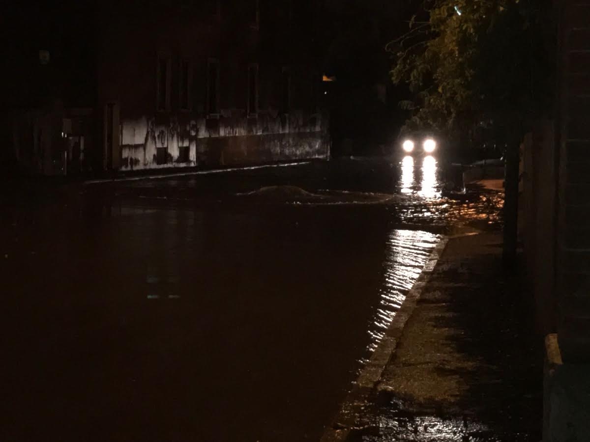 Carate, piazza Risorgimento sott’acqua. IL VIDEO
