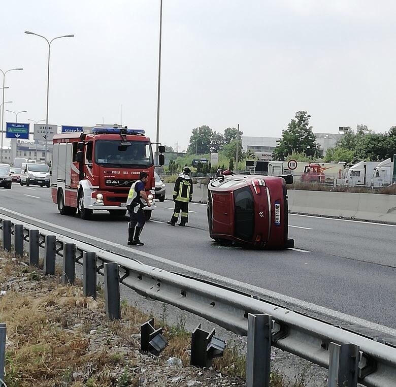 Schianto, si ribalta con l’auto: paura a Carate. IL VIDEO