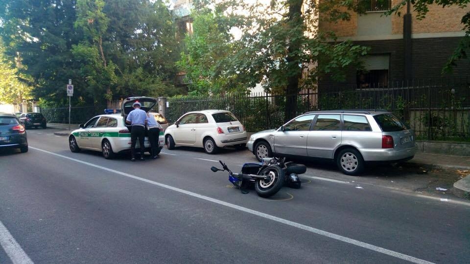 Incidente in via Manzoni, 22enne in codice giallo