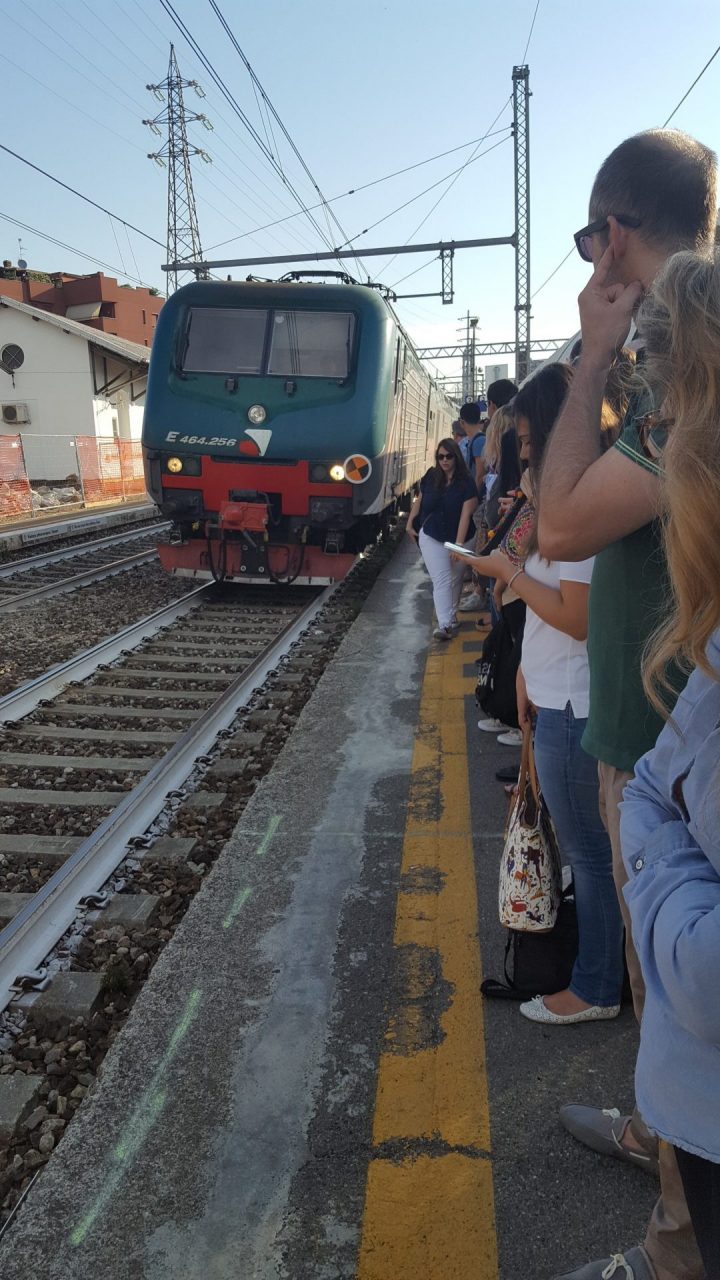 Arcore, banchina stretta: pericolo per i pendolari