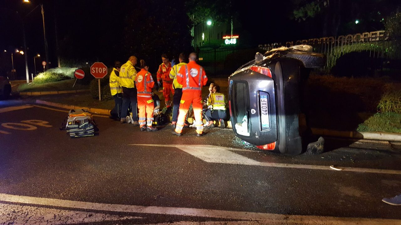 Lesmo: schianto nella notte, paura per due giovani