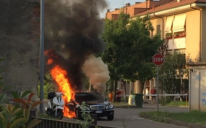 Monza, auto in fiamme a San Fruttuoso