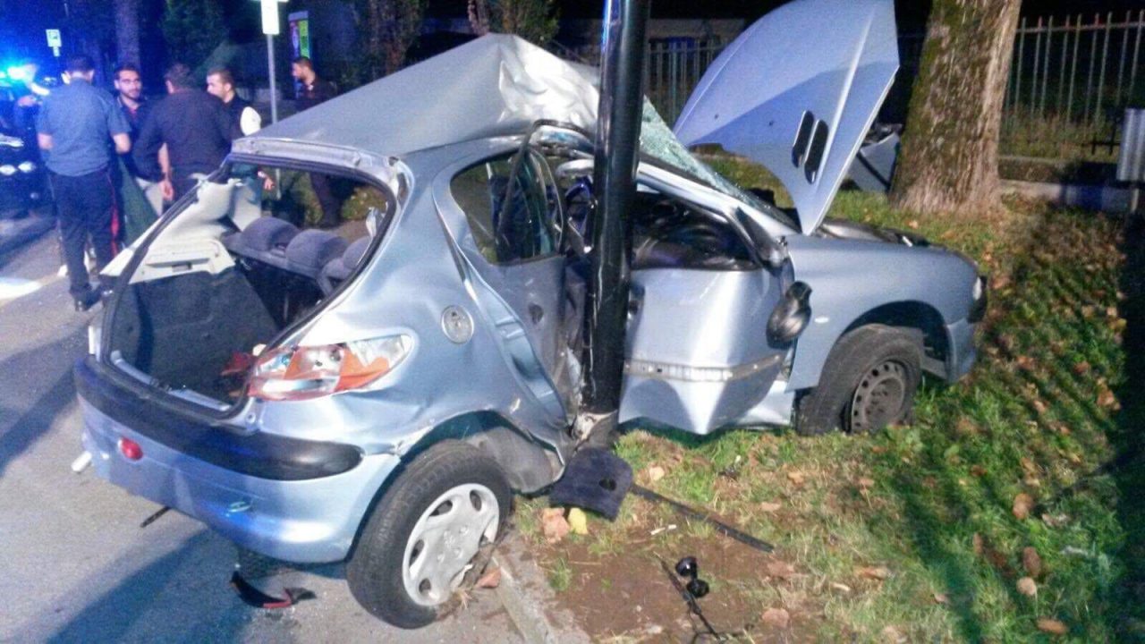 Arcore, auto si accartoccia contro un palo