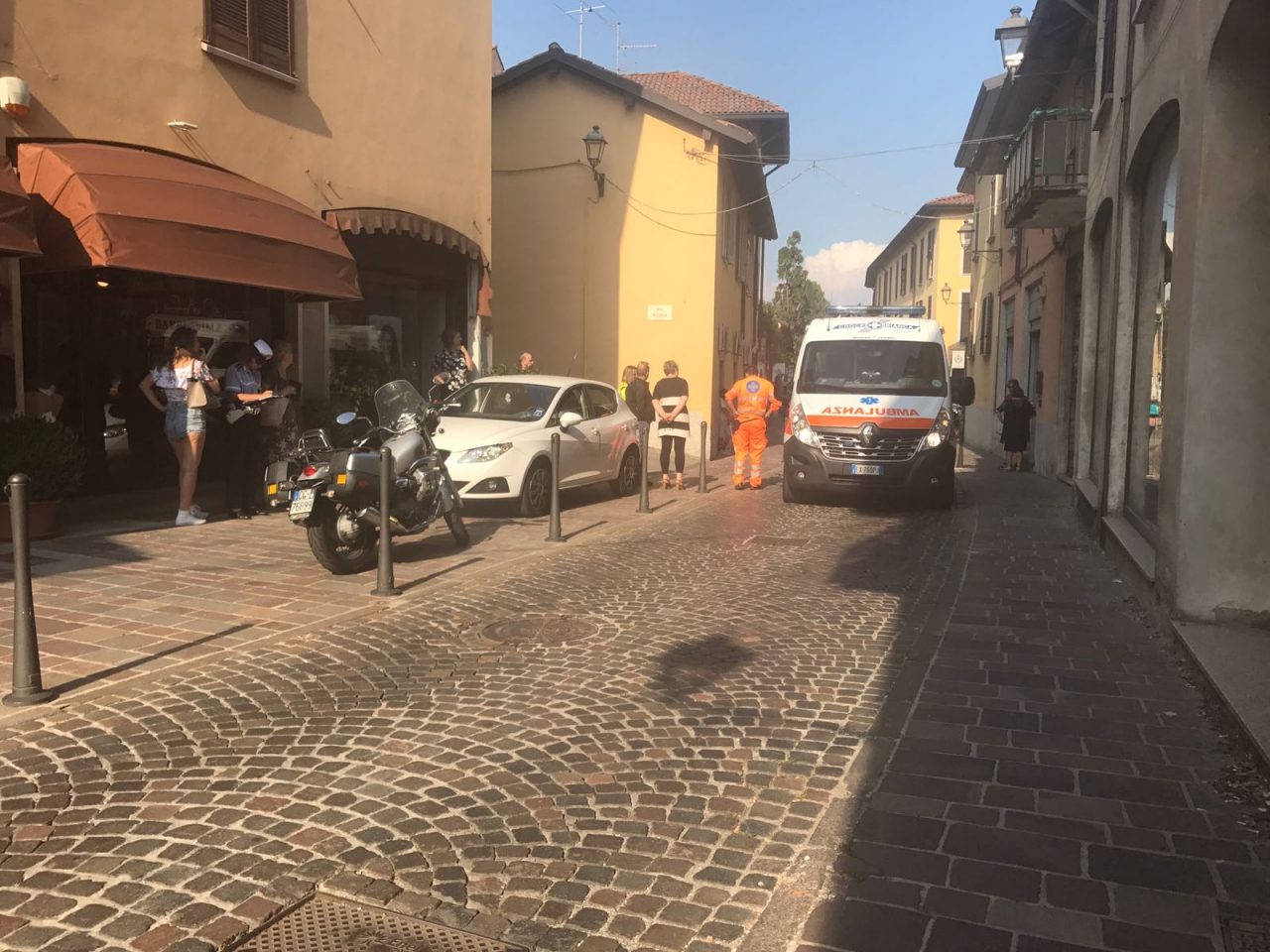 Vimercate, bimbo di due anni investito da un’automobile