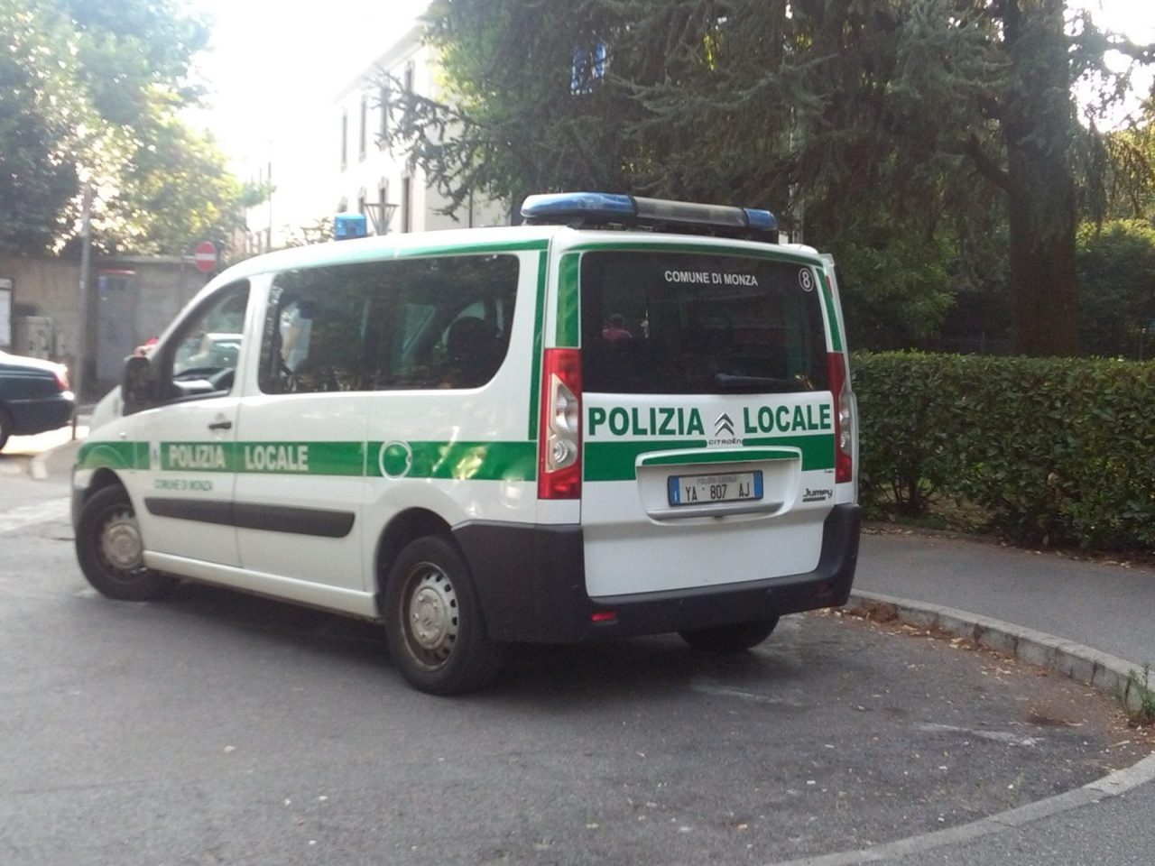 Monza, 65enne investita da una moto: è gravissima