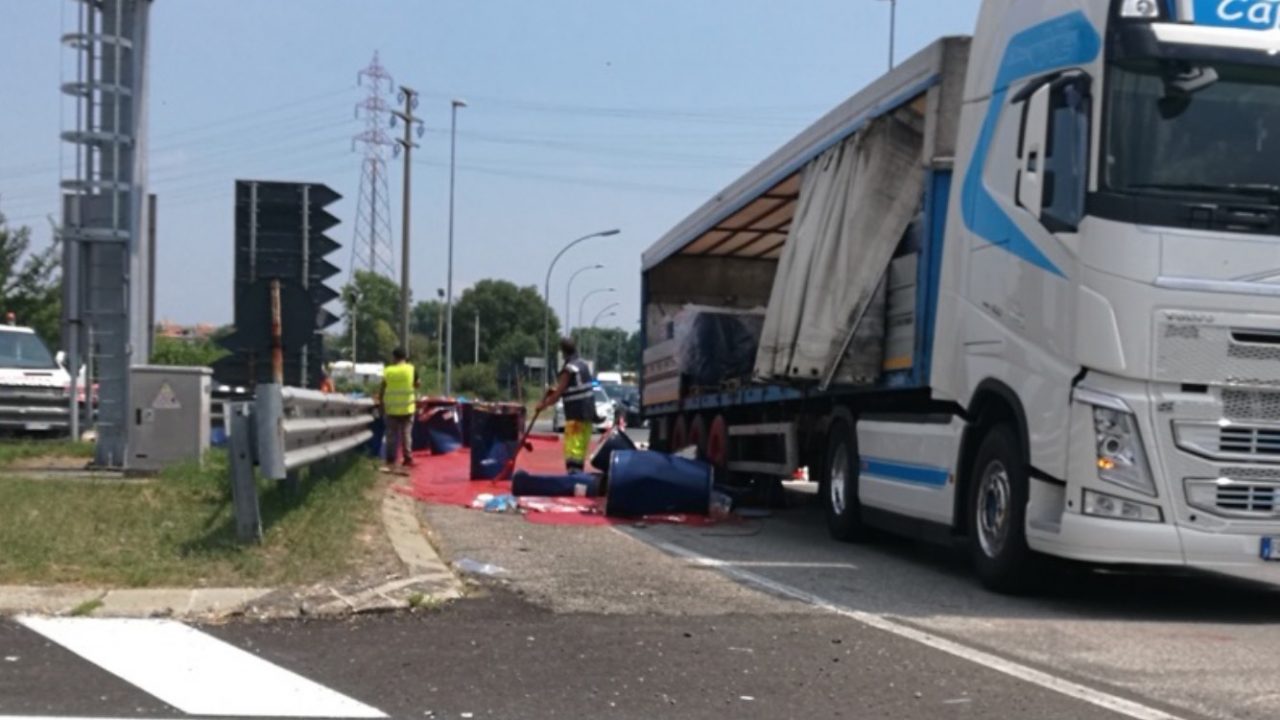 Agrate, la strada diventa rossa