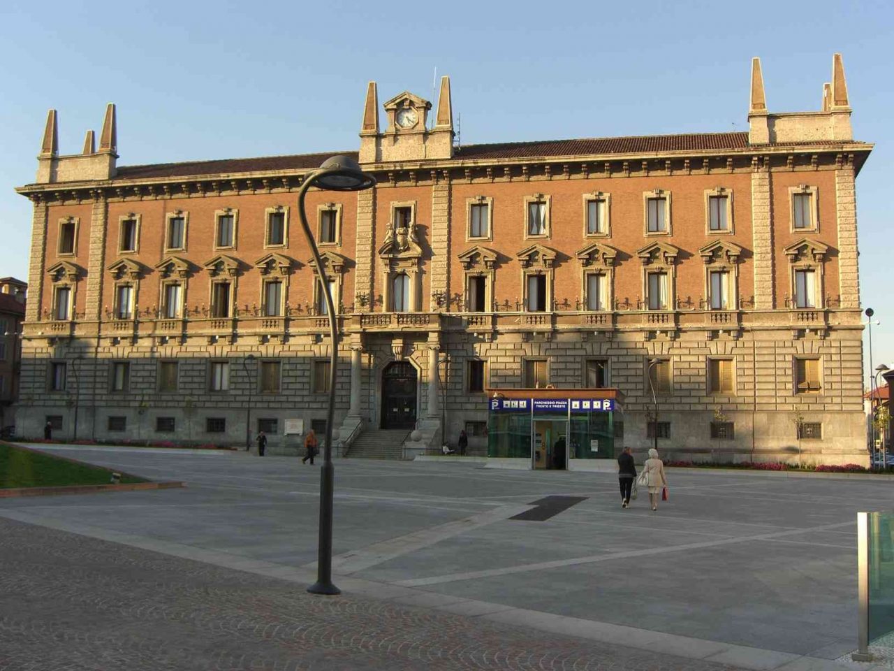Cade al mercato, soccorsa dall’assessore