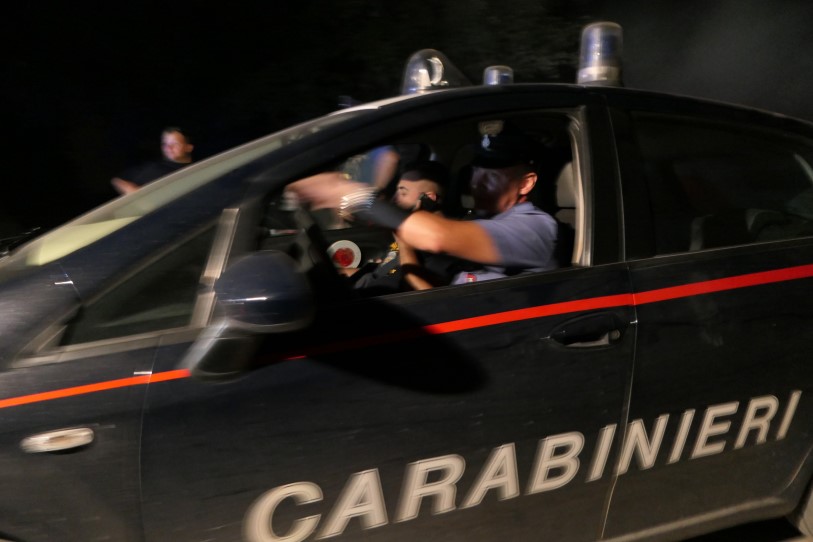 Si perde in auto a Bernareggio. I Carabinieri intervengono e scoprono droga e contanti