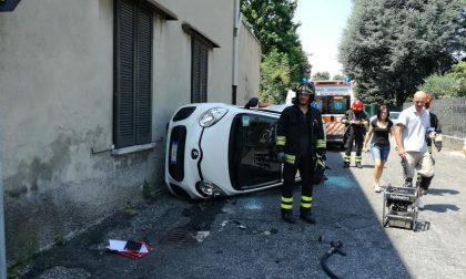 Seregno: Paura in via Bixio, auto si ribalta all'incrocio (FOTO)