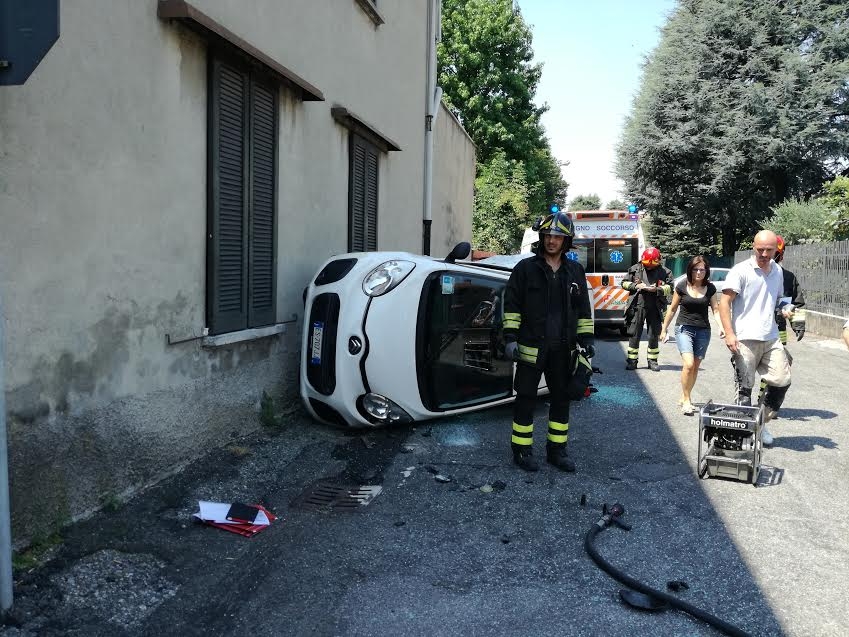 Seregno: Paura in via Bixio, auto si ribalta all’incrocio (FOTO)