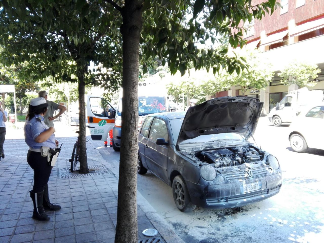 Auto in fiamme in corso Milano, 26enne ustionato. FOTO