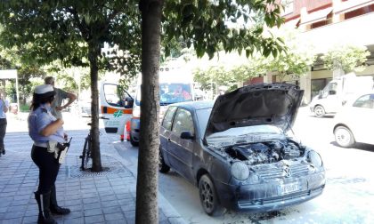 Auto in fiamme in corso Milano, 26enne ustionato. FOTO