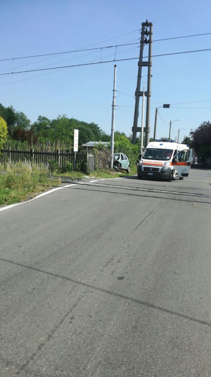 Sovico, auto contro un palo: due persone a bordo