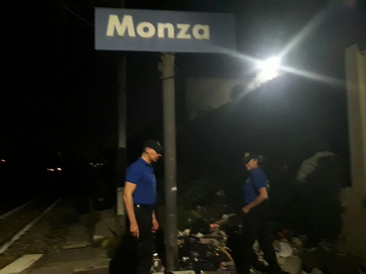 Discarica a cielo aperto al primo binario della stazione di Monza