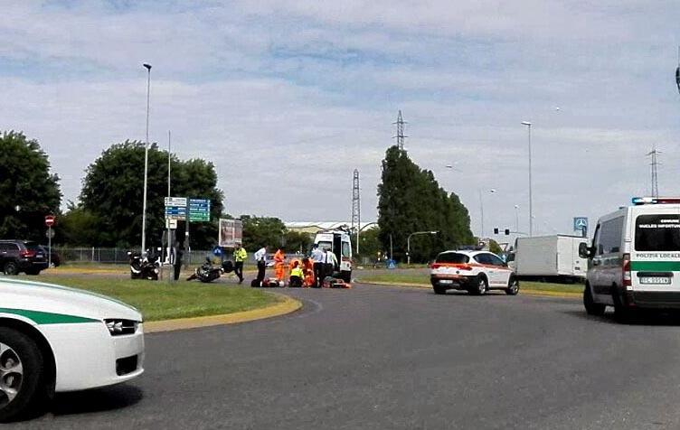 Incidente alla rotonda del Brianteo: grave motociclista, traffico in tilt