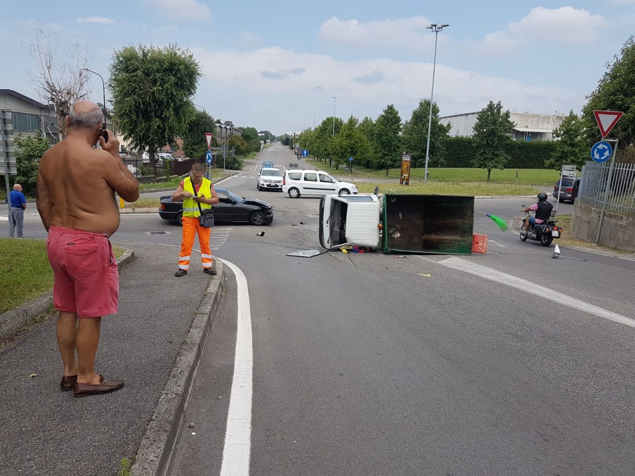 Camioncino si ribalta in via Rivera a Carate FOTO