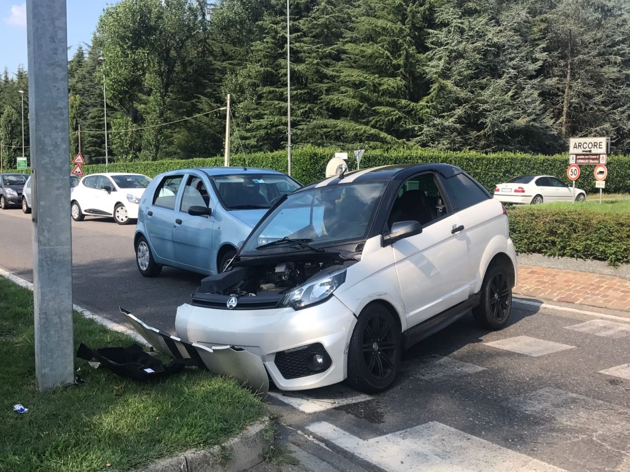Arcore, miniauto si ribalta e sfiora quella che la precede VIDEO e FOTO