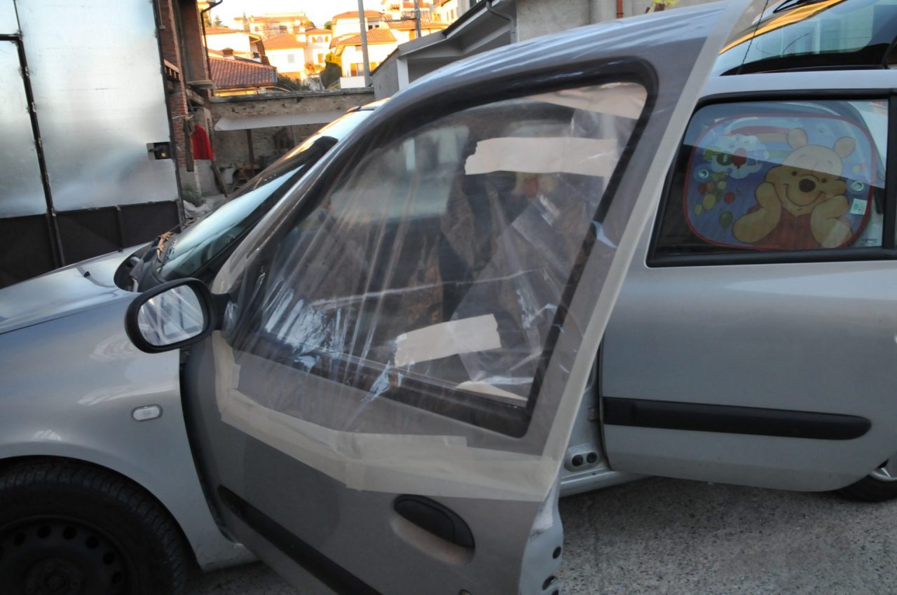 Folle in azione: rompe i finestrini delle auto e trancia i cavi elettrici