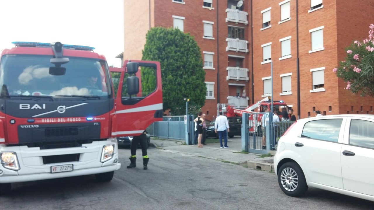 Desio – Cortocircuito in cameretta, a fuoco l’appartamento FOTO