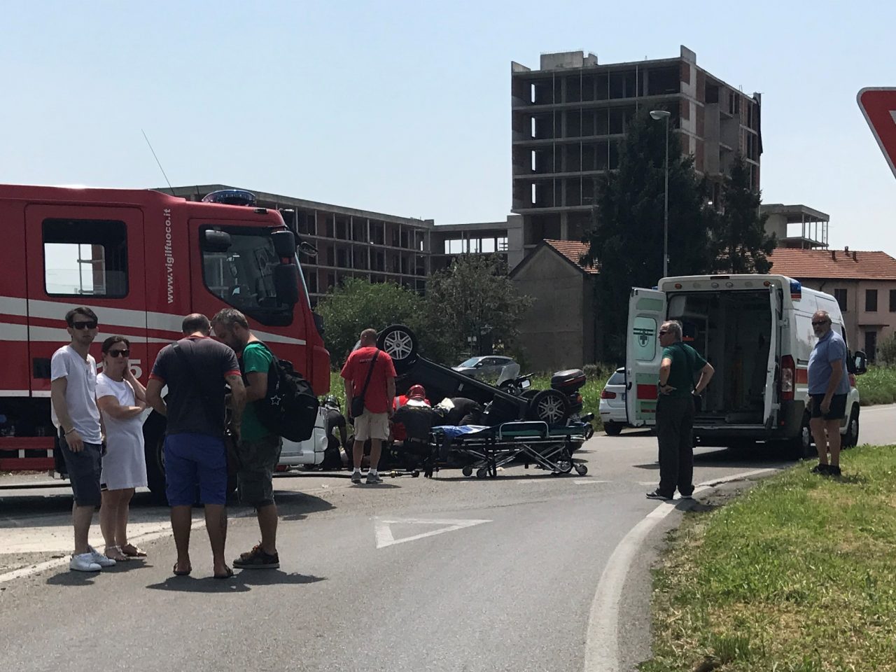 Villasanta: auto ribaltata VIDEO