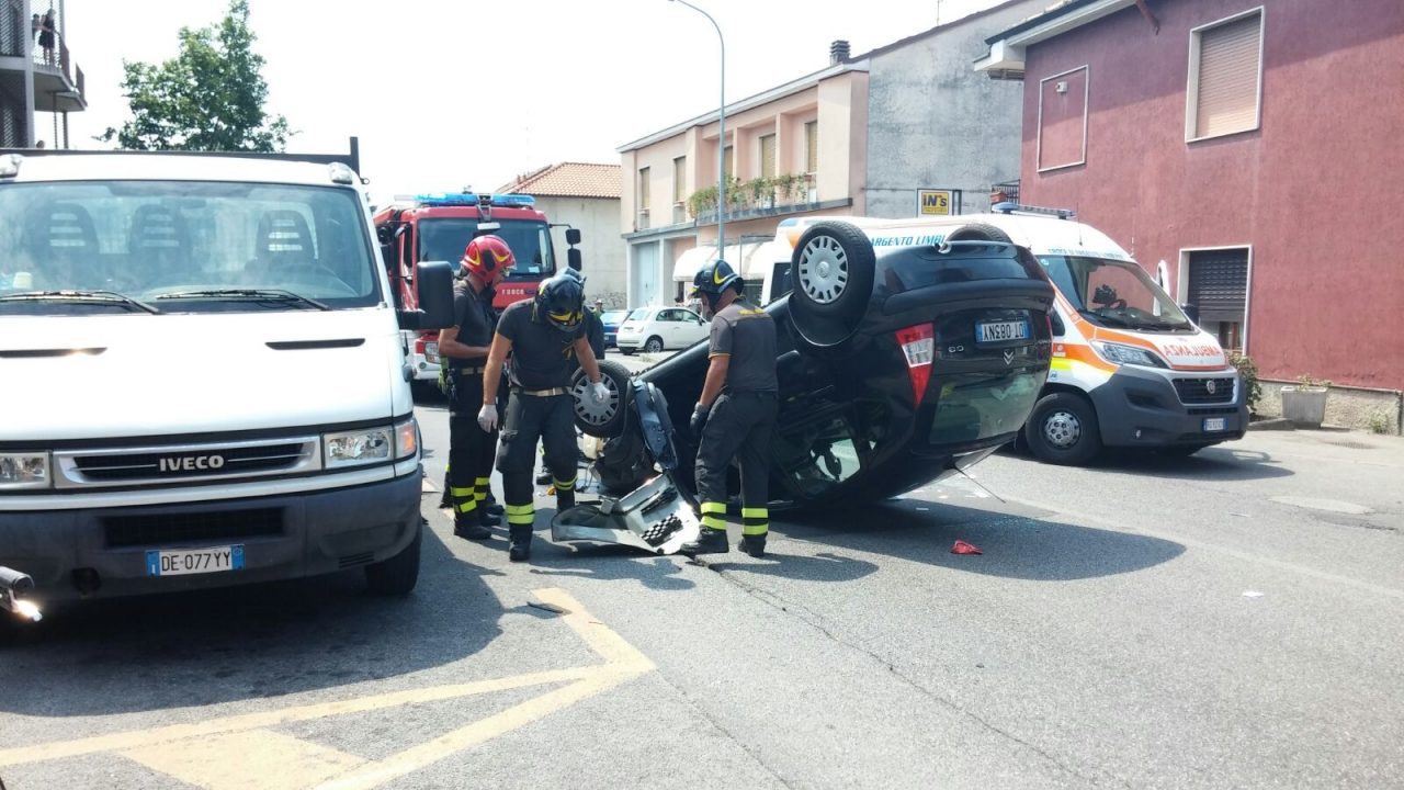 Schianto in via Verdi a Seregno, auto si ribalta (FOTO E VIDEO)