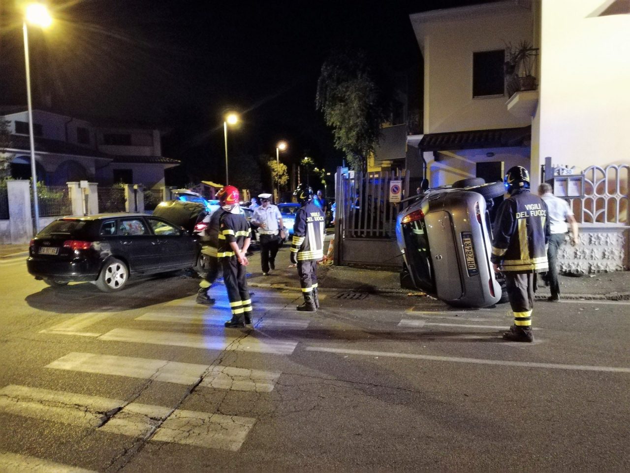 Pauroso schianto a Seregno, auto si ribalta e sfonda la recinzione di una villetta (VIDEO)