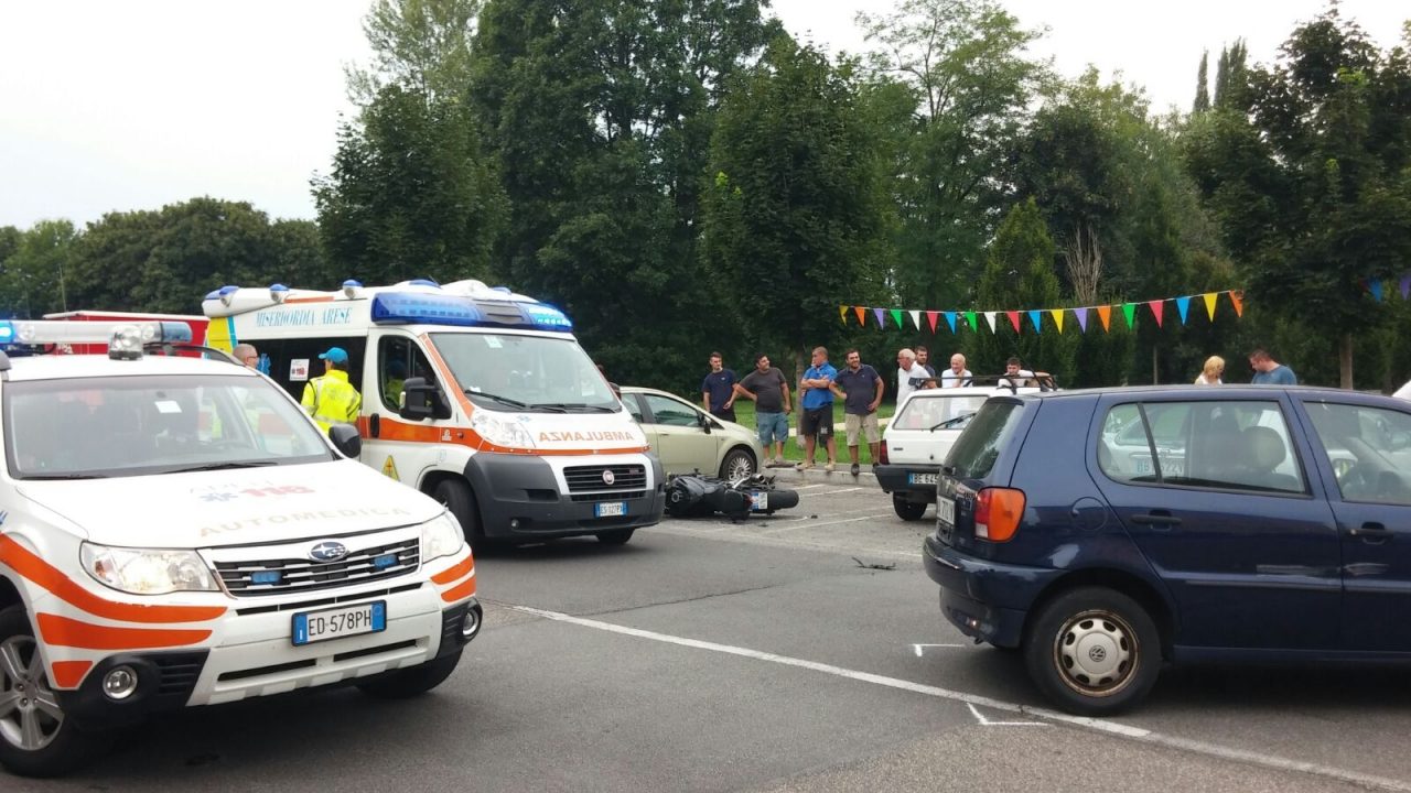 Meda, paura per un centauro dopo lo schianto in via Tre Venezie – VIDEO