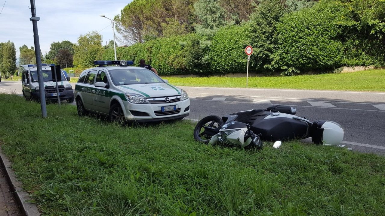 Lesmo, grave malore per un motociclista