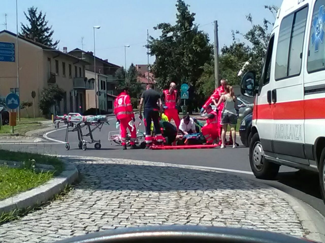 Ciclista 42enne investita in rotonda a Desio