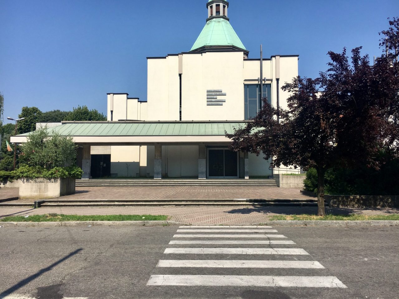 Desio, il sagrato della chiesa di San Pio X alla mercé di fracassoni e vandali