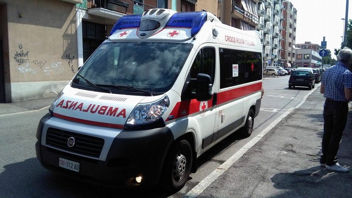 Monza, un 80enne è inciampato in via Rota