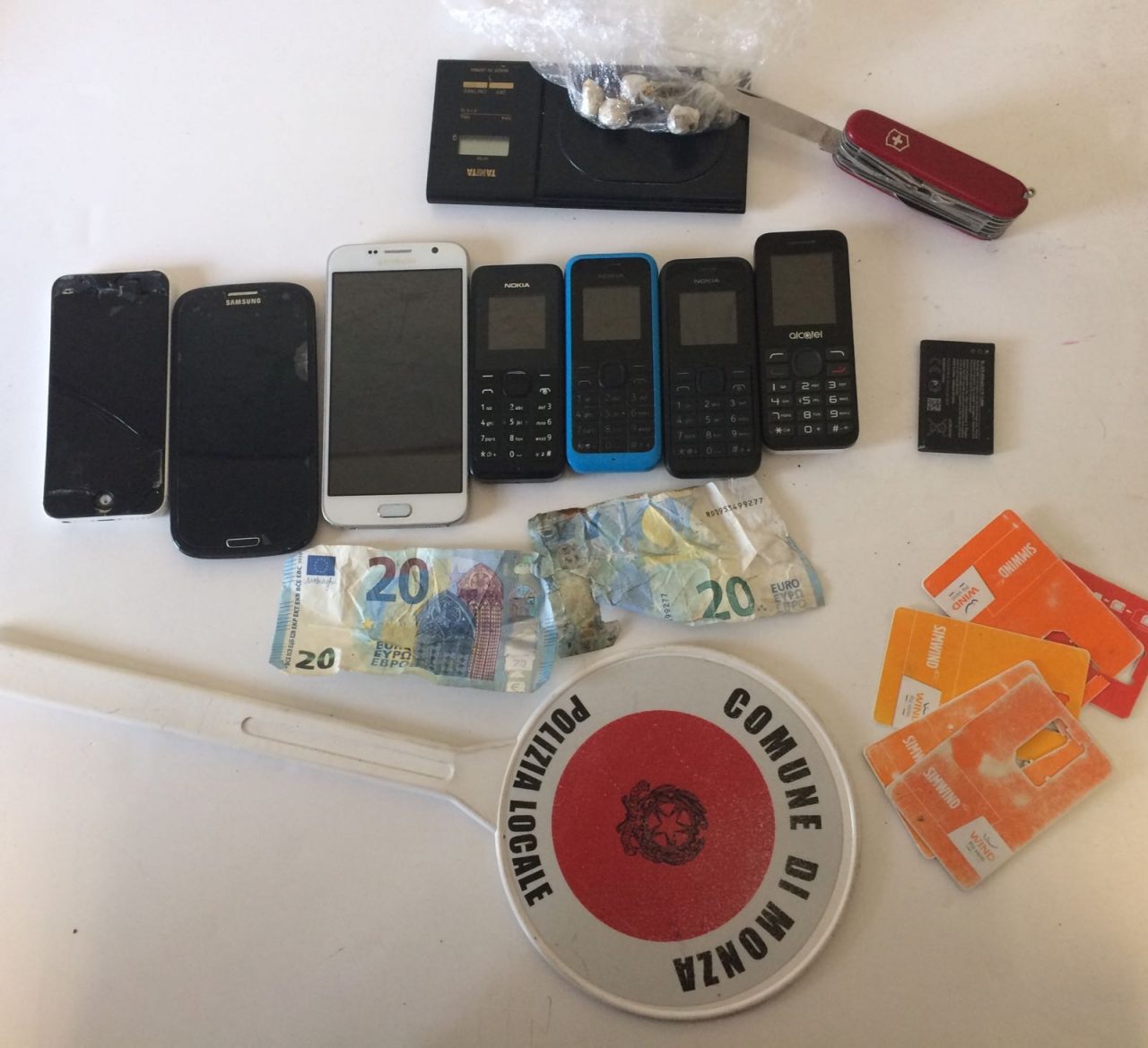 Spaccio di droga e ricettazione: denunciati due 19enni