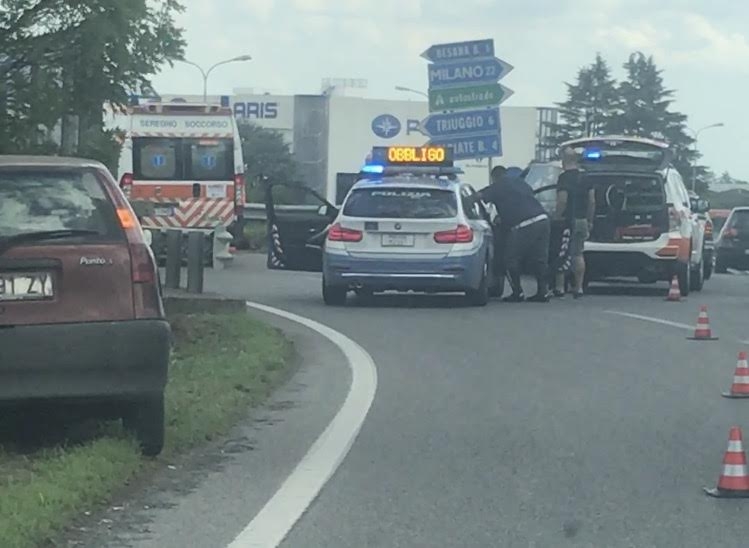 Carate, travolta in scooter. Ferita una 40enne