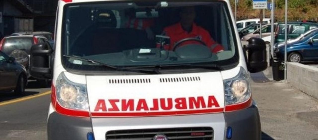 Bimba dimenticata in auto, sfiorata la tragedia