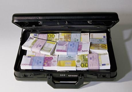 Si fa soffiare una valigetta con 200mila euro in un bar di via Borgazzi