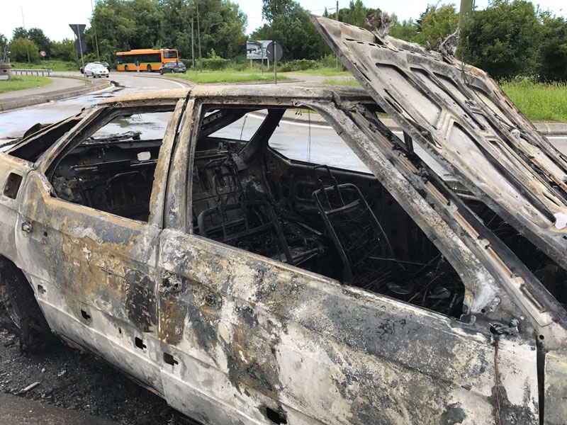 Vimercate, auto a Gpl in fiamme in via Trieste VIDEO