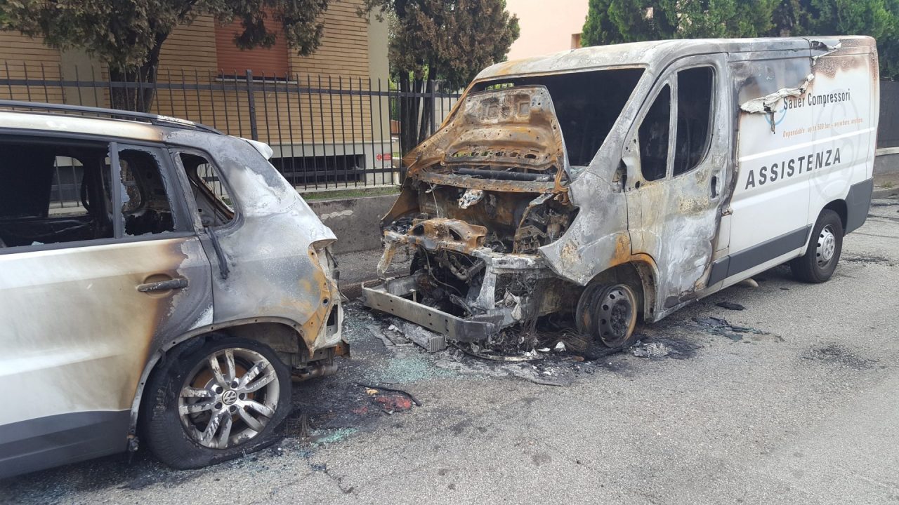 Concorezzo, furgone prende fuoco in piena notte VIDEO