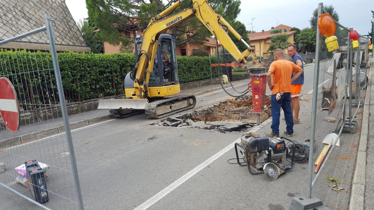 Lesmo, cede la fognatura: voragine in via Monti