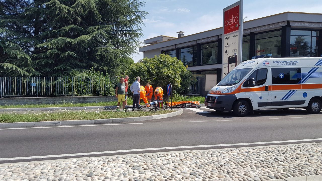 Arcore, cade dalla bici e sbatte la testa sull’asfalto